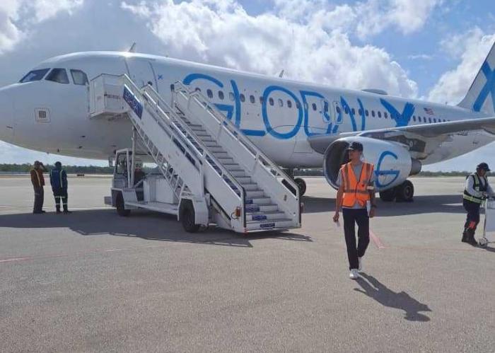 EE.UU deporta a 42 cubanos en vuelo fletado desde Miami EE.UU deporta a 42 cubanos en vuelo fletado desde Miami